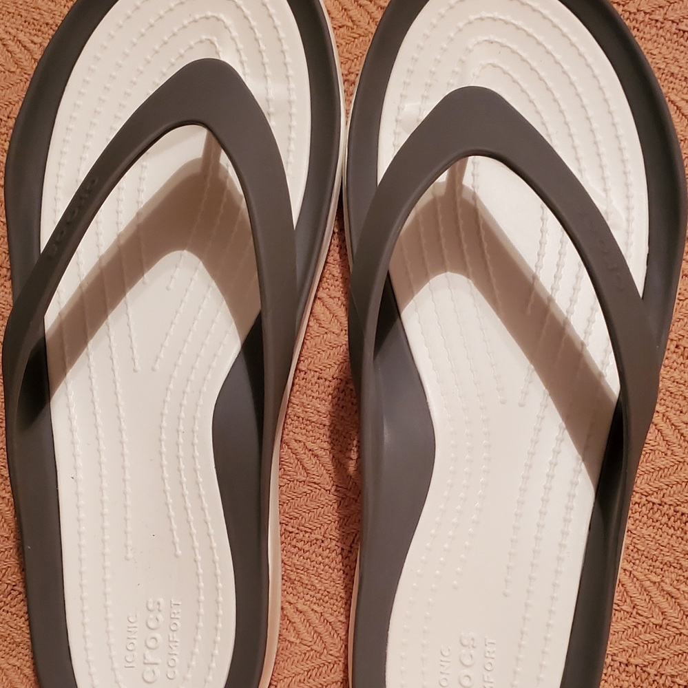 BRAND NEW Women's Crocs grey flip flops size 9